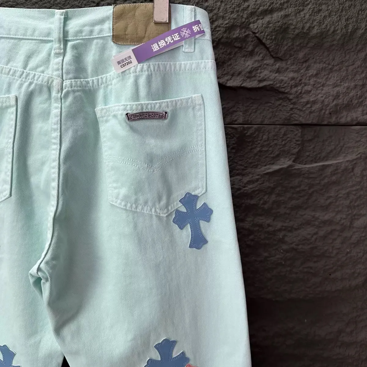 P270 💰 (Top version) CHROME HEARTS 25ss dopamine light blue cross-painted leather washed jeans - Full of exploring the ultimate in fashion, Chrome Hearts' new Chrome Hearts pants not only present a unique style, the fresh ice blue color looks particularly youthful and energetic. The mid-high waist design is paired with a lazy and casual style, which not only shows long legs but also maintains a casual feel. It is a must-have fashion choice for trendy men and trendy women. Color: Dopamine light blue Size: 28-30-32-34-36 (corresponds to S-M-L-XL-XXL)